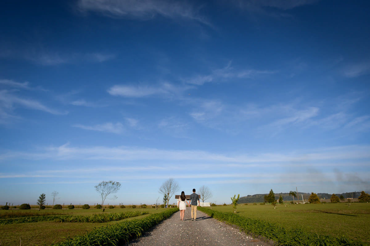 ensaio noivos casamento curitiba campo largo casamento no campo rancho P&R regatieri regattieri casamento ao ar livre casamento dia lindo noivos sorrindo ceu azul fazenda para casamento espaço evento em curitiba espaço eventos em campo largo