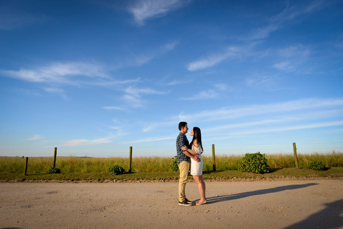 ensaio noivos casamento curitiba campo largo casamento no campo rancho P&R regatieri regattieri casamento ao ar livre casamento dia lindo noivos sorrindo estrada de chão casamento na chácara casamento na fazendo em curitiba e campo largo