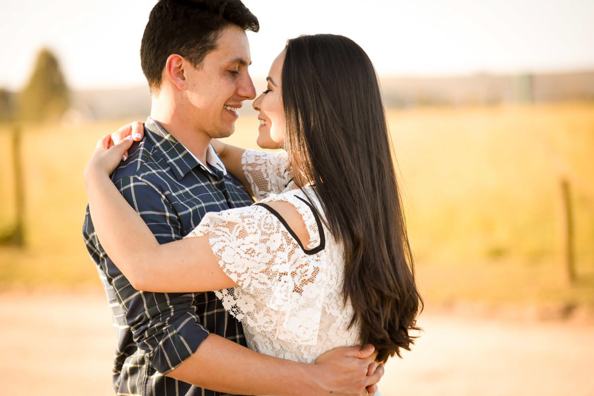 ensaio noivos casamento curitiba campo largo casamento no campo rancho P&R regatieri regattieri casamento ao ar livre casamento dia lindo noivos sorrindo