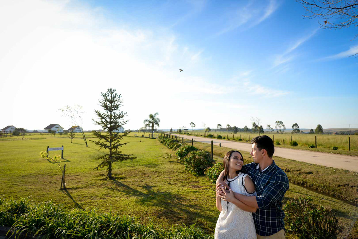 ensaio noivos casamento curitiba campo largo casamento no campo rancho P&R regatieri regattieri casamento ao ar livre casamento dia lindo noivos sorrindo