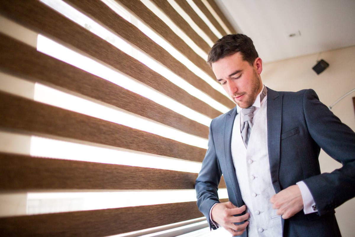 Casamento dos noivos Nayara e Emílio, fotografado pelo fotógrafo de ensaios e casamento em Campo Largo e Curitiba, Michel Druziki. Noivo vestindo o terno do casamento
