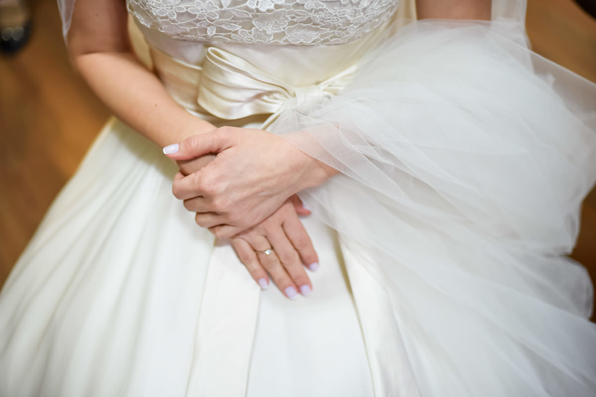 Casamento dos noivos Nayara e Emílio, fotografado pelo fotógrafo de ensaios e casamento em Campo Largo e Curitiba, Michel Druziki. Detalhe das mãos e do vestido da noiva