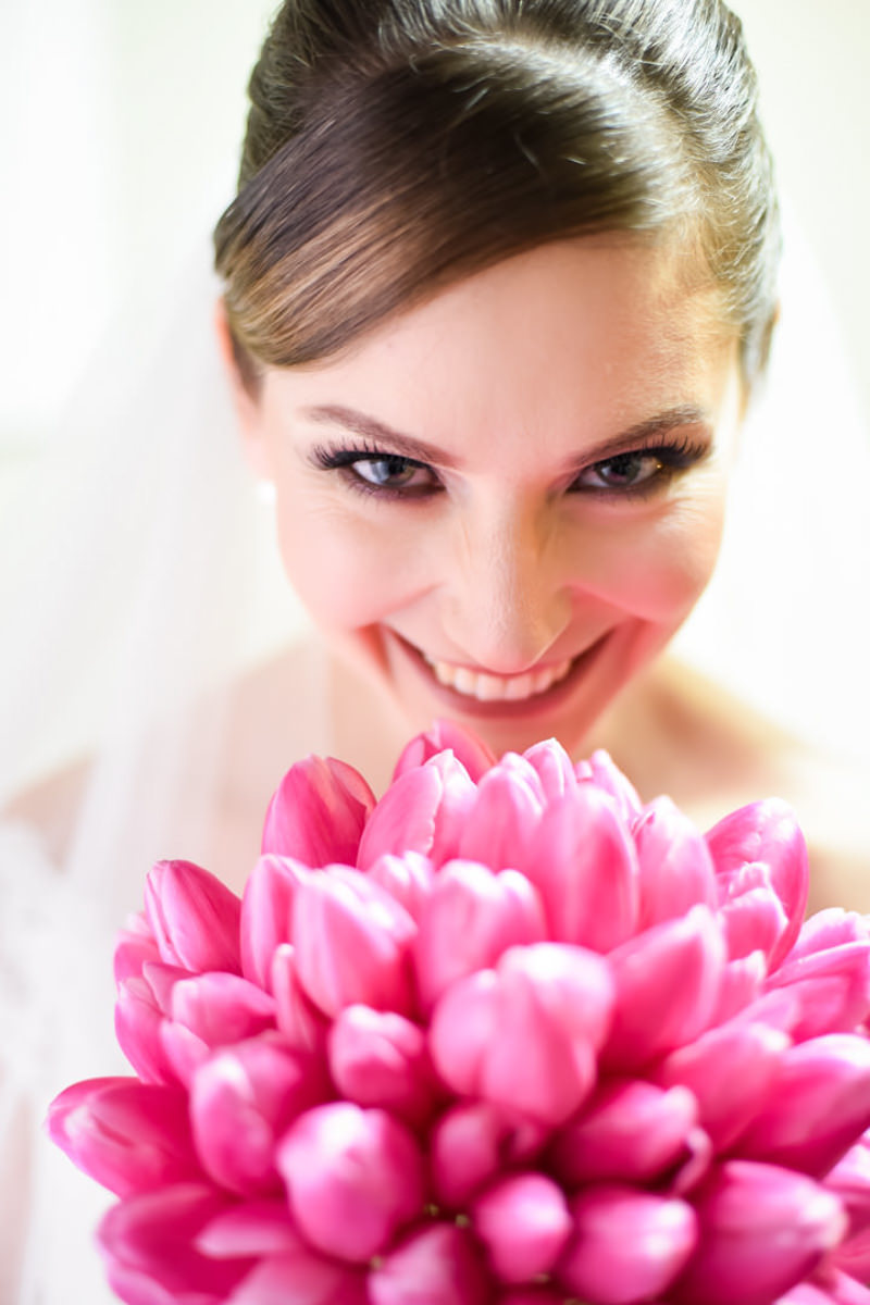 Casamento dos noivos Nayara e Emílio, fotografado pelo fotógrafo de ensaios e casamento em Campo Largo e Curitiba, Michel Druziki. Noiva sorrindo com o buquê