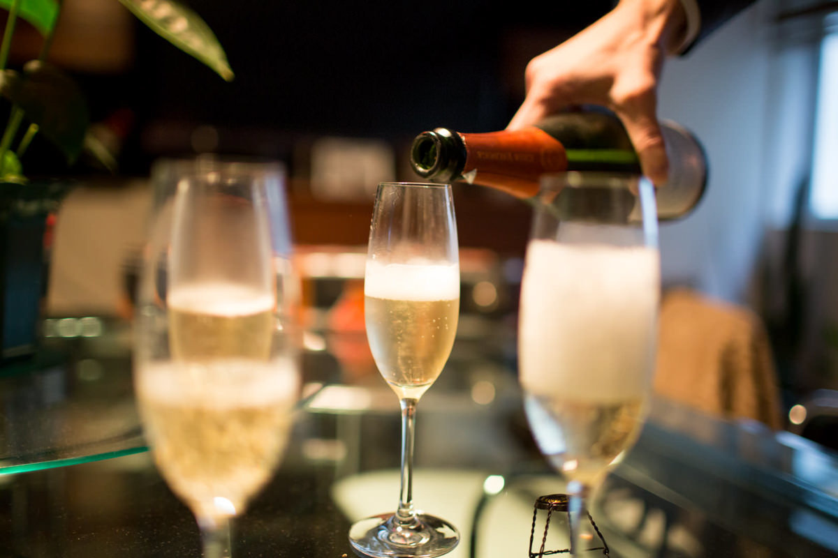 Casamento dos noivos Nayara e Emílio, fotografado pelo fotógrafo de ensaios e casamento em Campo Largo e Curitiba, Michel Druziki. Noivo servindo champagne 