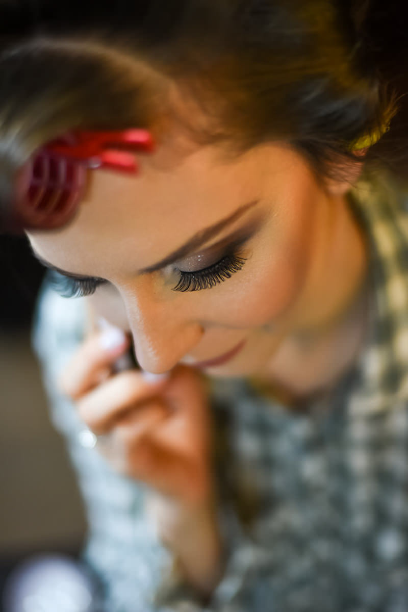 Casamento dos noivos Nayara e Emílio, fotografado pelo fotógrafo de ensaios e casamento em Campo Largo e Curitiba, Michel Druziki. Noiva nos preparativos antes do casamento