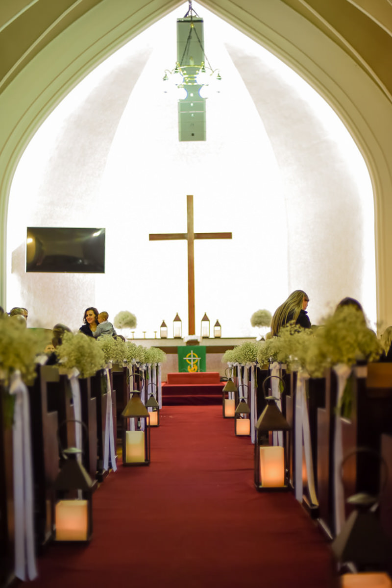 Casamento dos noivos Nayara e Emílio, fotografado pelo fotógrafo de ensaios e casamento em Campo Largo e Curitiba, Michel Druziki. Decoração da igreja