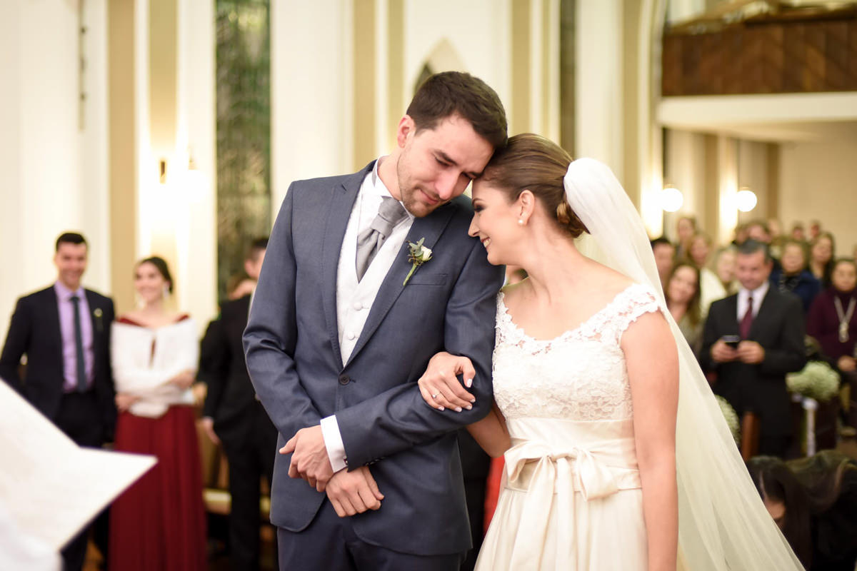 Casamento dos noivos Nayara e Emílio, fotografado pelo fotógrafo de ensaios e casamento em Campo Largo e Curitiba, Michel Druziki. Noivo emocionado e noiva sorrindo durante o casamento