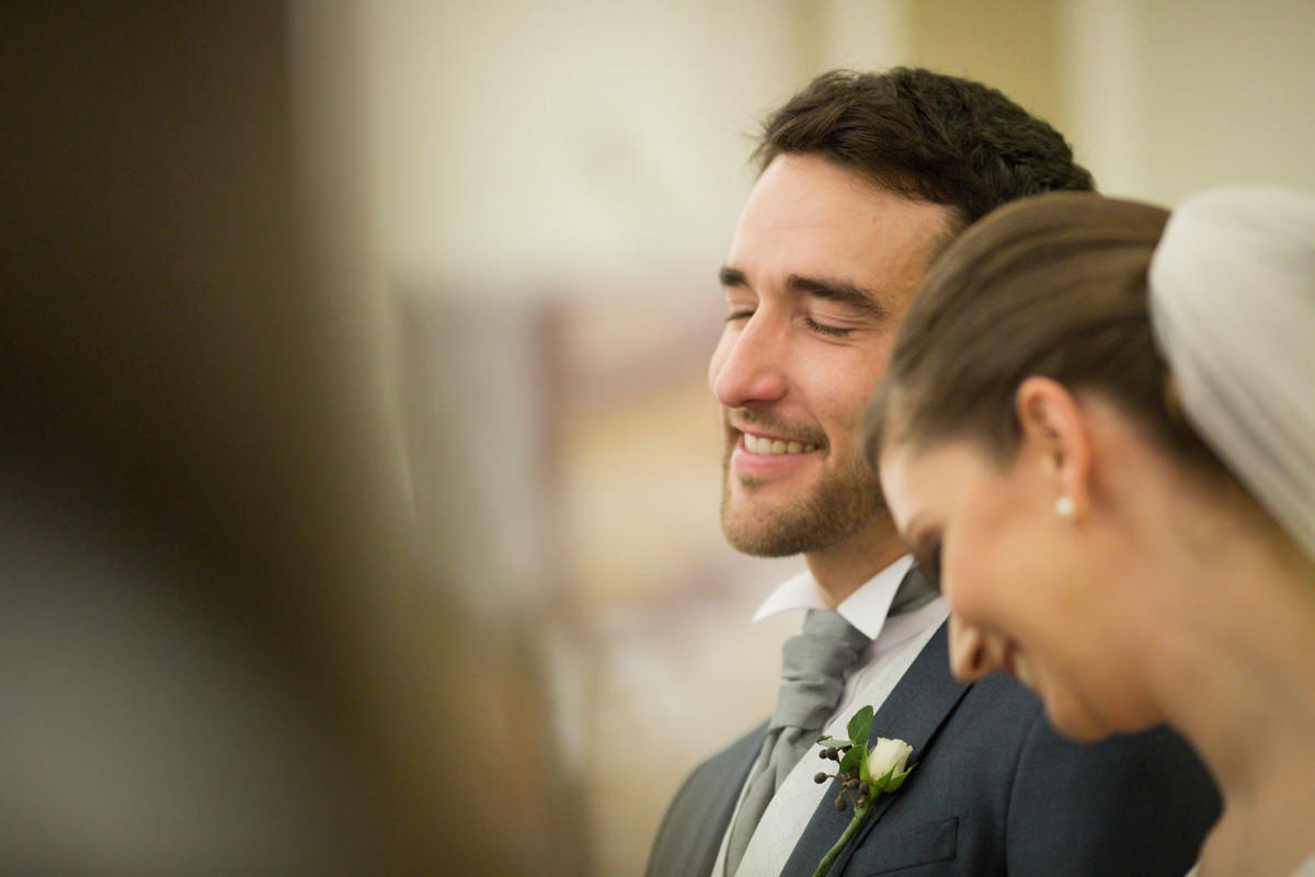 Casamento dos noivos Nayara e Emílio, fotografado pelo fotógrafo de ensaios e casamento em Campo Largo e Curitiba, Michel Druziki. Noivo sorrindo de olhos fechados