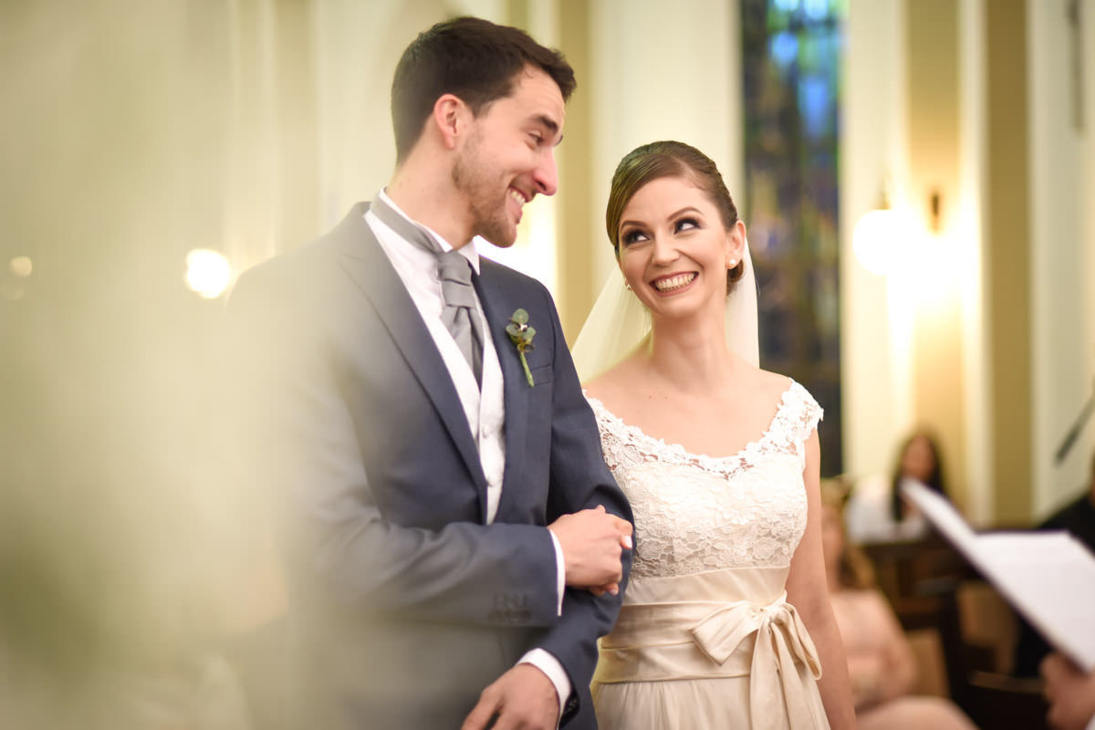Casamento dos noivos Nayara e Emílio, fotografado pelo fotógrafo de ensaios e casamento em Campo Largo e Curitiba, Michel Druziki. Noivos sorrindo e se olhando