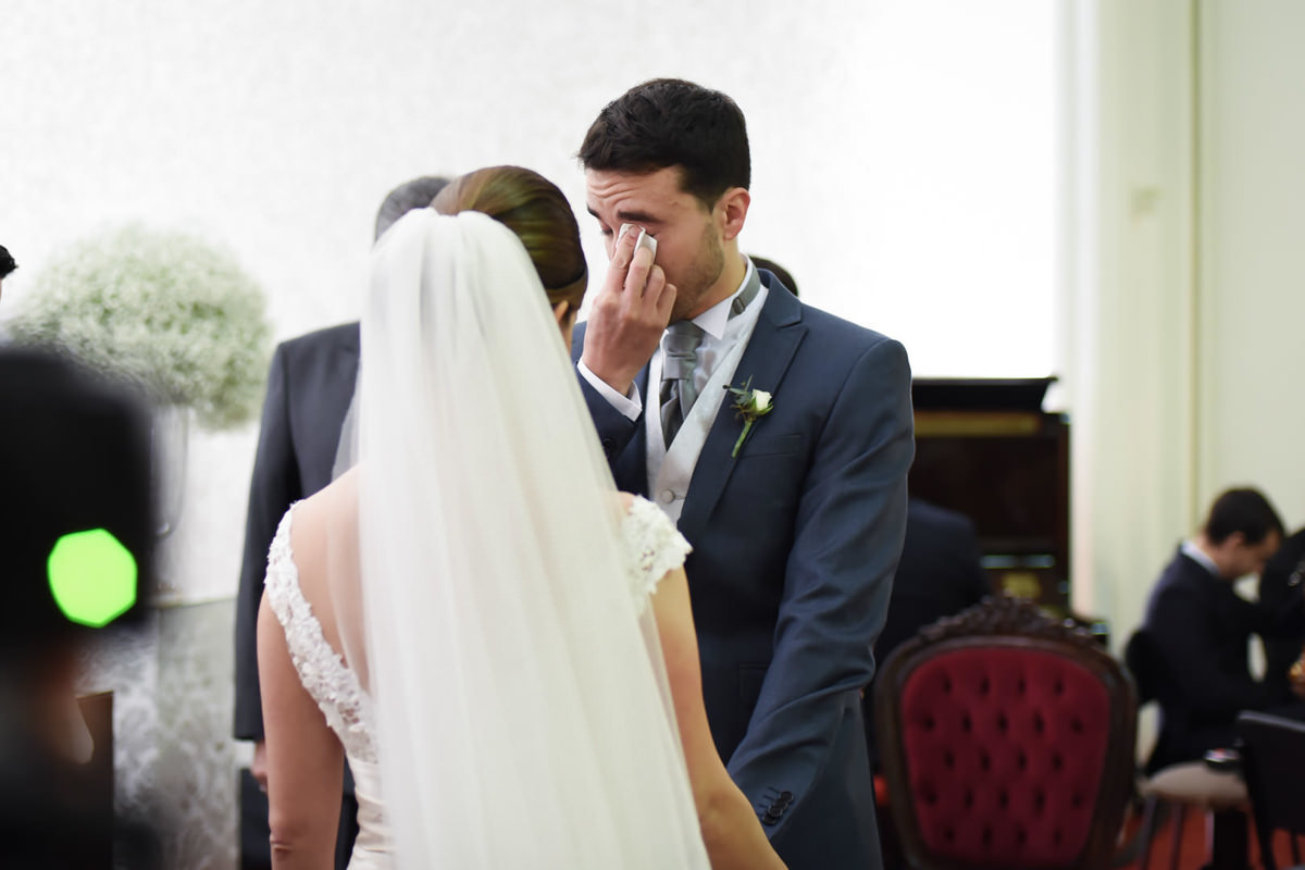 Casamento dos noivos Nayara e Emílio, fotografado pelo fotógrafo de ensaios e casamento em Campo Largo e Curitiba, Michel Druziki. Noivo emocionado 