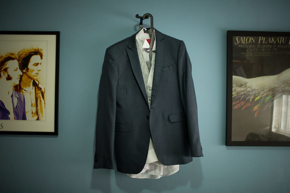 Casamento dos noivos Nayara e Emílio, fotografado pelo fotógrafo de ensaios e casamento em Campo Largo e Curitiba, Michel Druziki. Terno do noivo