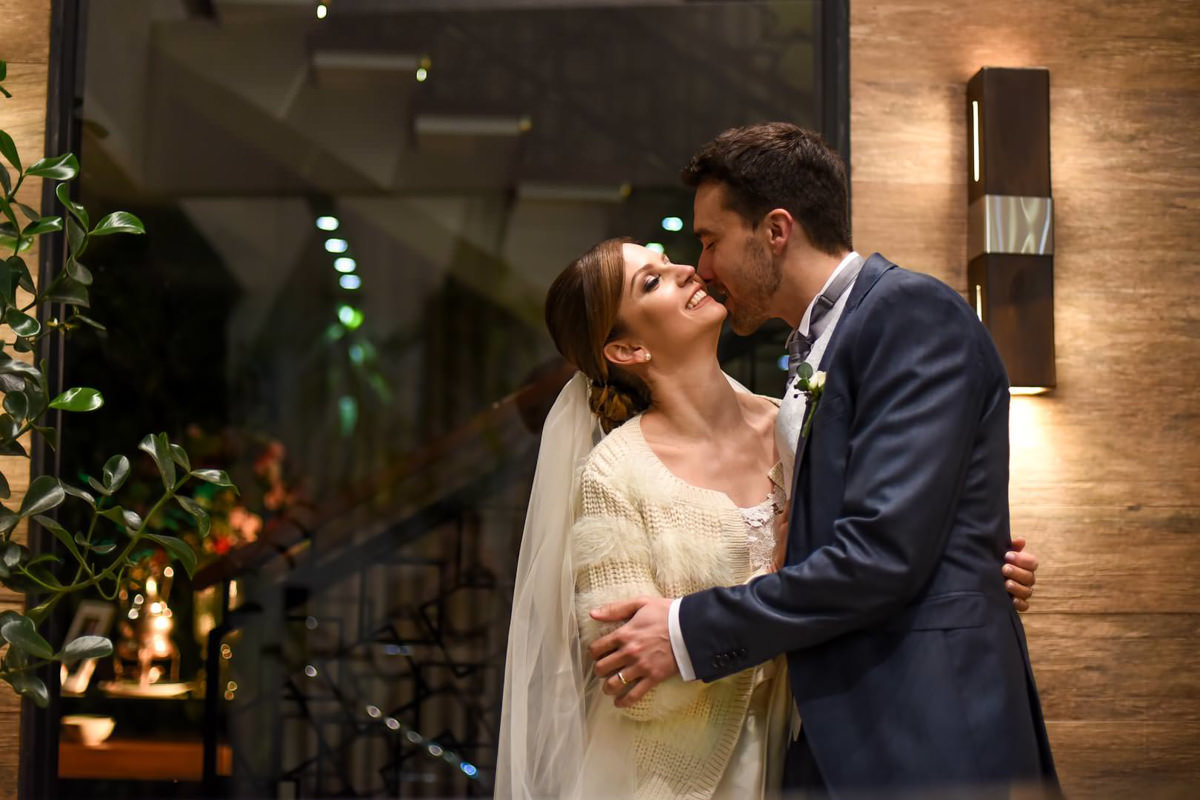 Casamento dos noivos Nayara e Emílio, fotografado pelo fotógrafo de ensaios e casamento em Campo Largo e Curitiba, Michel Druziki. Noivo dando beijo na bochecha da noiva