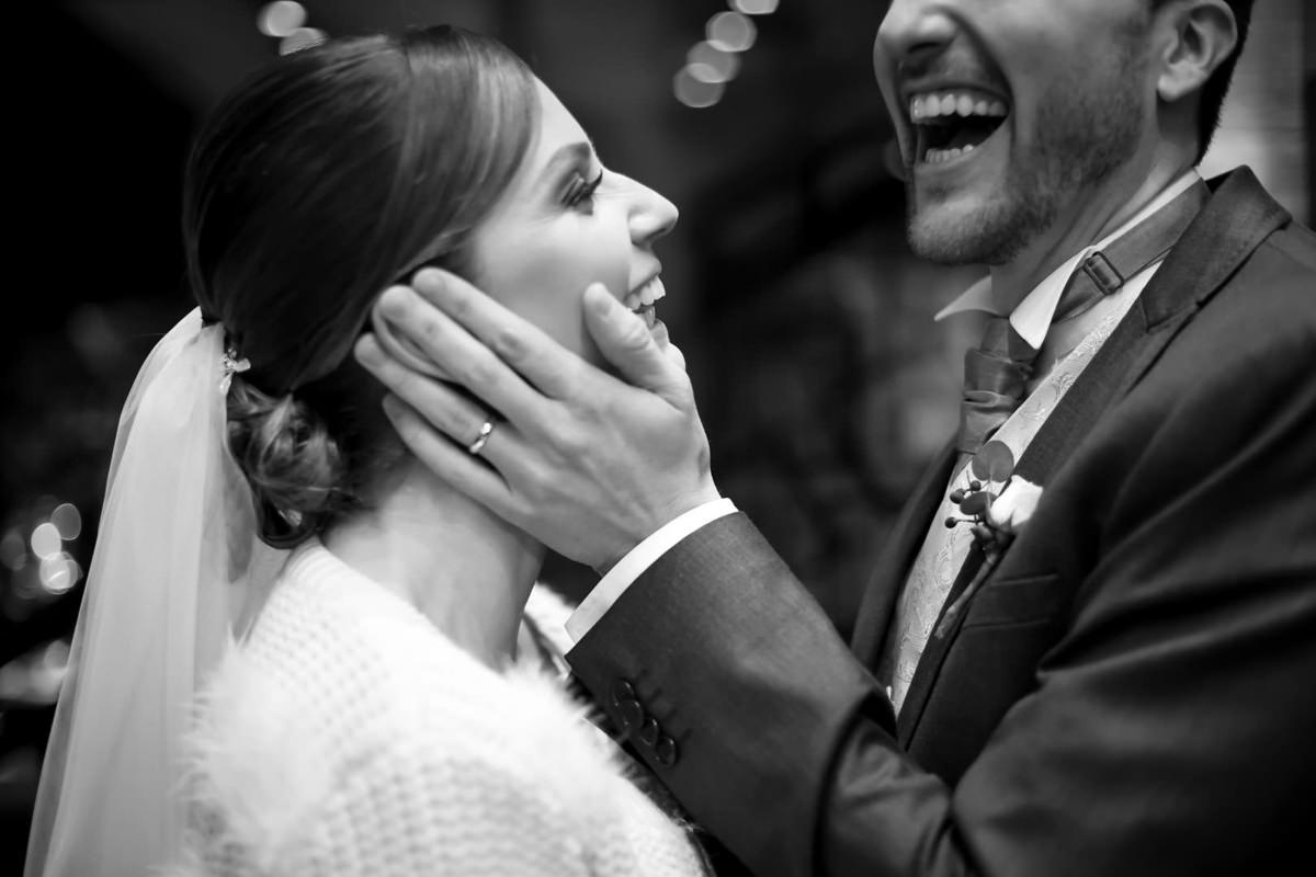 Casamento dos noivos Nayara e Emílio, fotografado pelo fotógrafo de ensaios e casamento em Campo Largo e Curitiba, Michel Druziki. Noivos dando risada