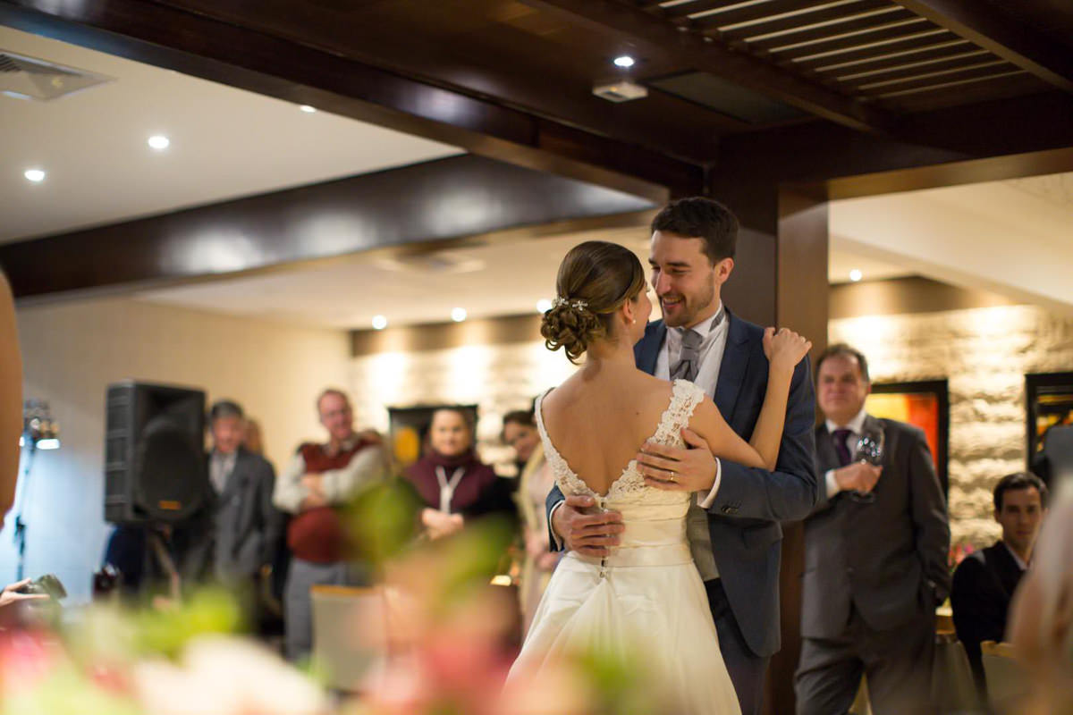 Casamento dos noivos Nayara e Emílio, fotografado pelo fotógrafo de ensaios e casamento em Campo Largo e Curitiba, Michel Druziki. Noivos dançando 