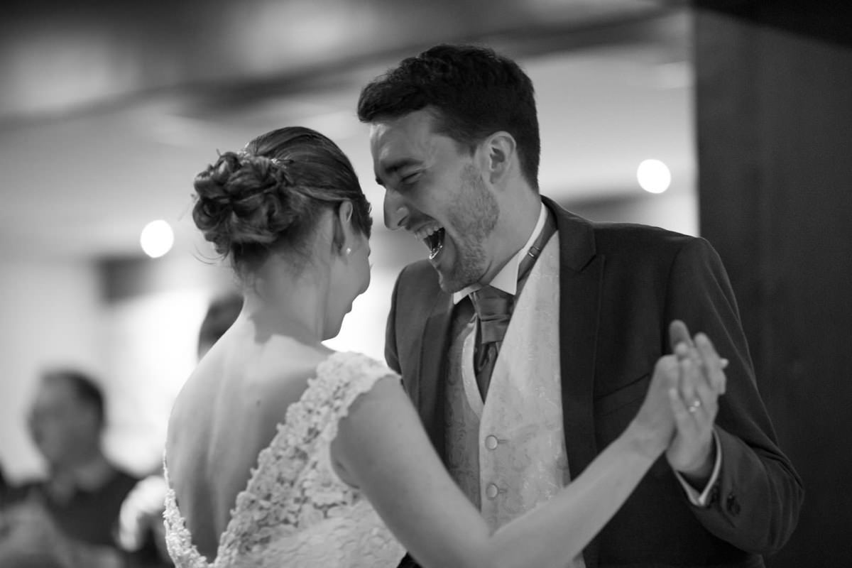 Casamento dos noivos Nayara e Emílio, fotografado pelo fotógrafo de ensaios e casamento em Campo Largo e Curitiba, Michel Druziki. Noivos dançando e dando risada