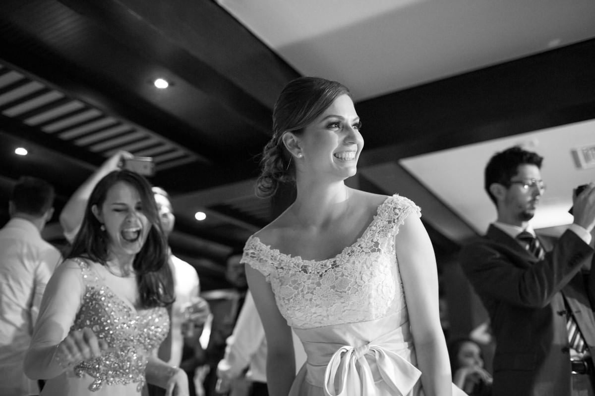 Casamento dos noivos Nayara e Emílio, fotografado pelo fotógrafo de ensaios e casamento em Campo Largo e Curitiba, Michel Druziki. Noiva sorrindo durante a festa