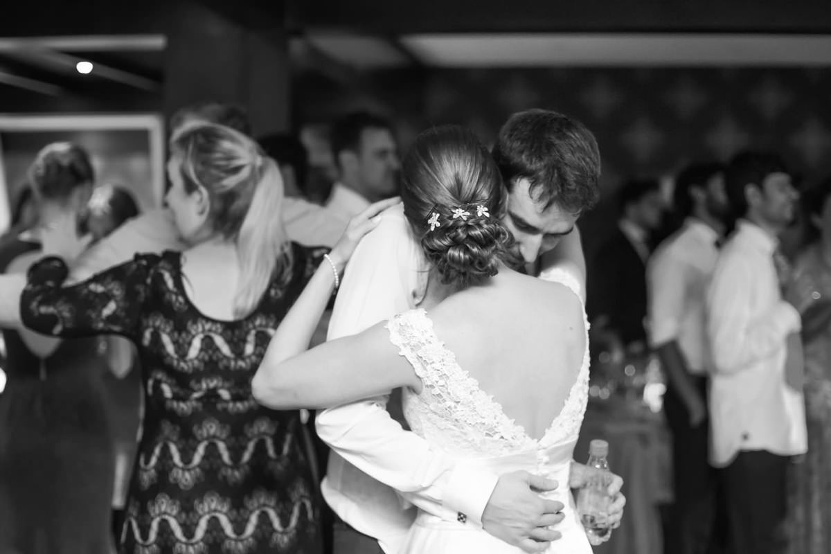 Casamento dos noivos Nayara e Emílio, fotografado pelo fotógrafo de ensaios e casamento em Campo Largo e Curitiba, Michel Druziki. Noivos dançando durante a festa