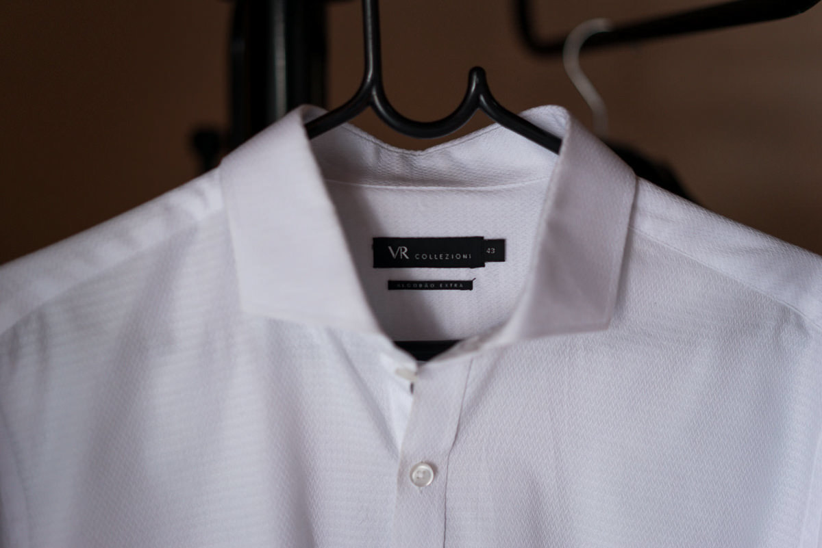 Casamento dos noivos Neriane e Eduardo fotografado pelo melhor fotógrafo de casamentos e ensaios de campo largo e Curitiba, Michel Druziki. Camisa do noivo no cabide