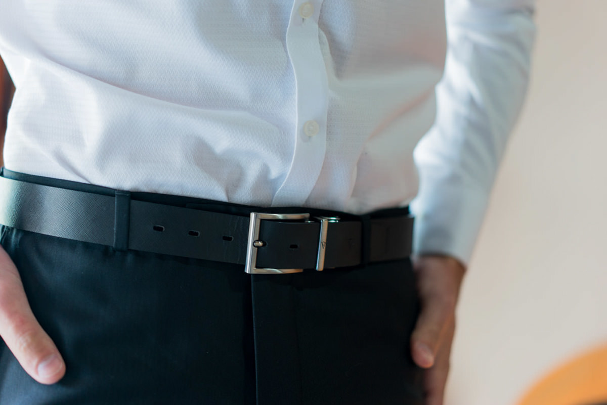Casamento dos noivos Neriane e Eduardo fotografado pelo melhor fotógrafo de casamentos e ensaios de campo largo e Curitiba, Michel Druziki. Cinto do noivo