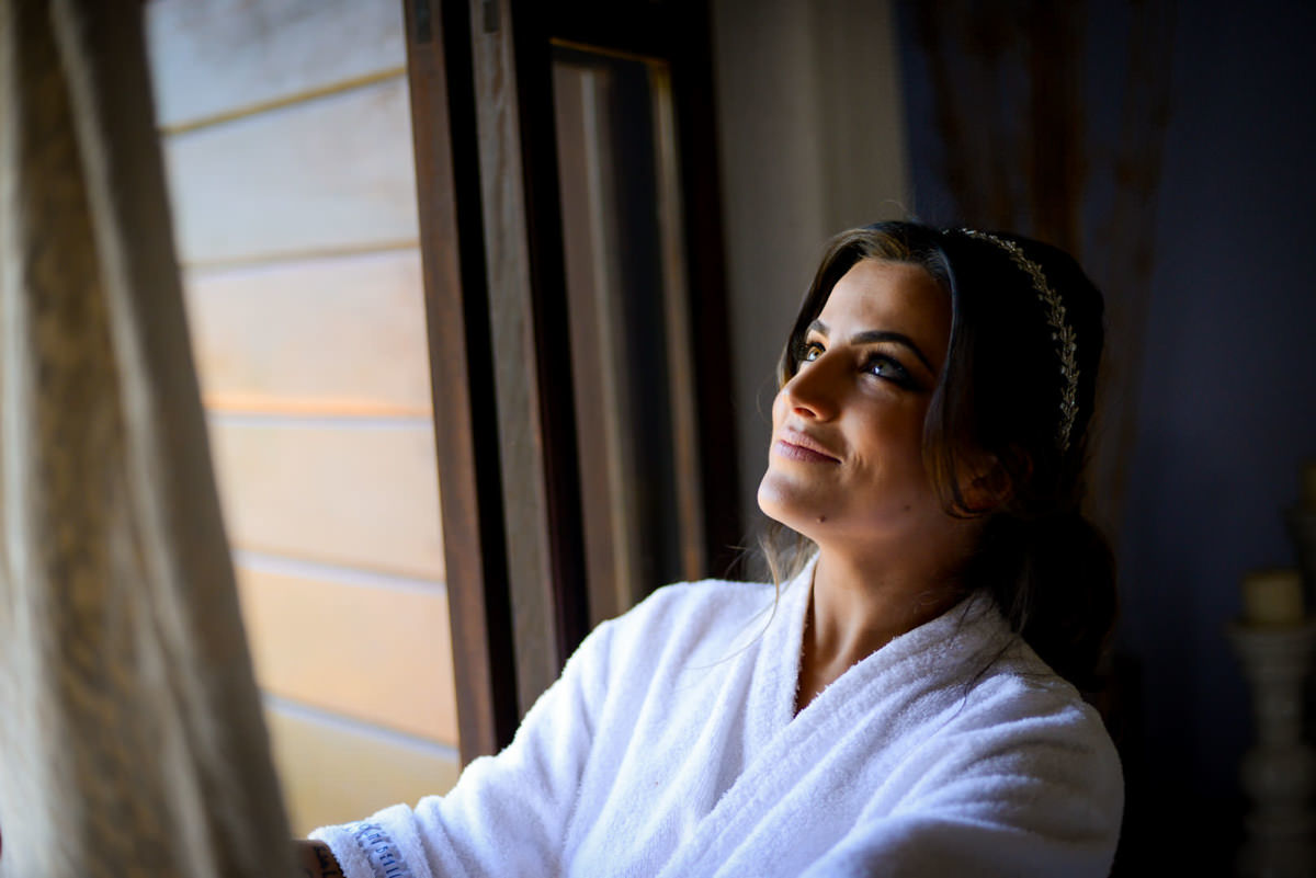 Casamento dos noivos Neriane e Eduardo fotografado pelo melhor fotógrafo de casamentos e ensaios de campo largo e Curitiba, Michel Druziki. Noiva olhando o vestido