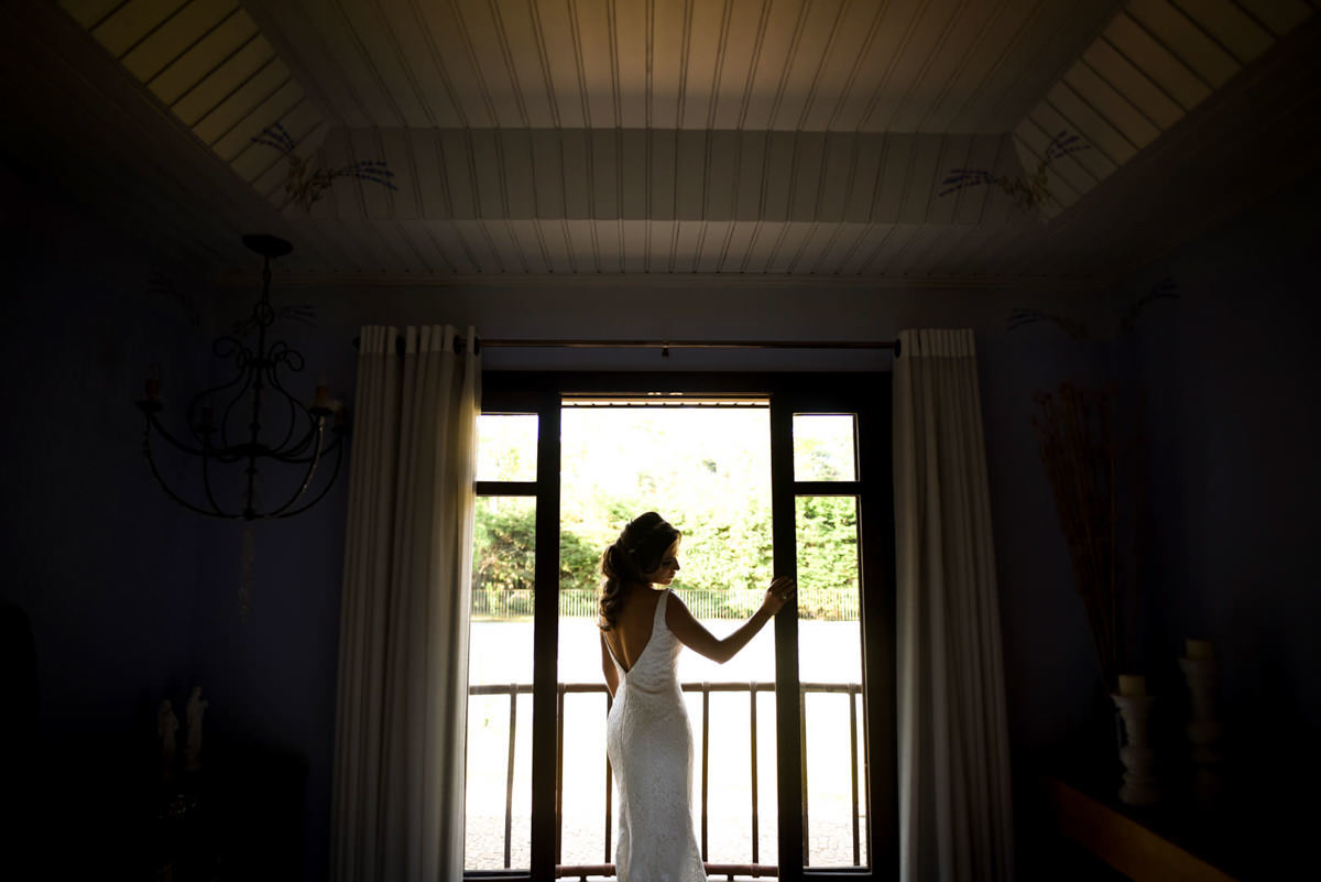 Casamento dos noivos Neriane e Eduardo fotografado pelo melhor fotógrafo de casamentos e ensaios de campo largo e Curitiba, Michel Druziki. Noiva na varanda