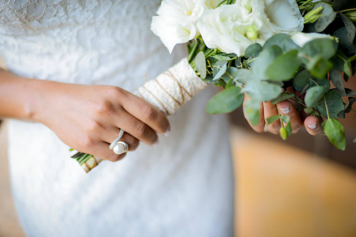 Casamento dos noivos Neriane e Eduardo fotografado pelo melhor fotógrafo de casamentos e ensaios de campo largo e Curitiba, Michel Druziki. Anel de pérola da noiva