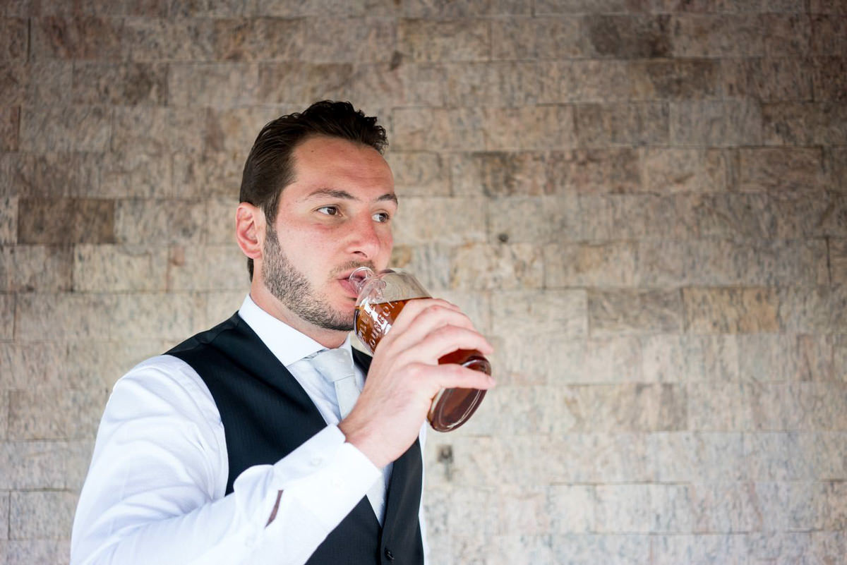 Casamento dos noivos Neriane e Eduardo fotografado pelo melhor fotógrafo de casamentos e ensaios de campo largo e Curitiba, Michel Druziki. Noivo bebendo direto da garrafa