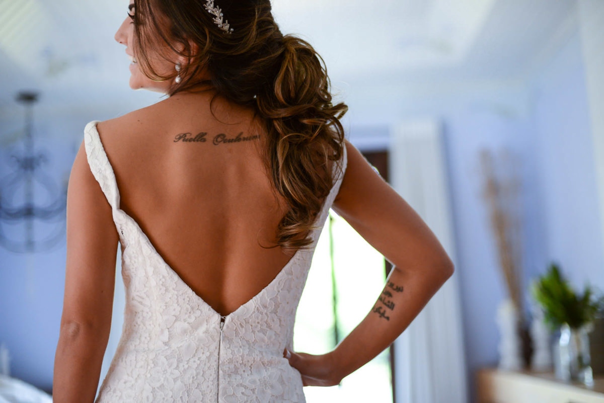 Casamento dos noivos Neriane e Eduardo fotografado pelo melhor fotógrafo de casamentos e ensaios de campo largo e Curitiba, Michel Druziki. Vestido de noiva de renda com decote nas costas