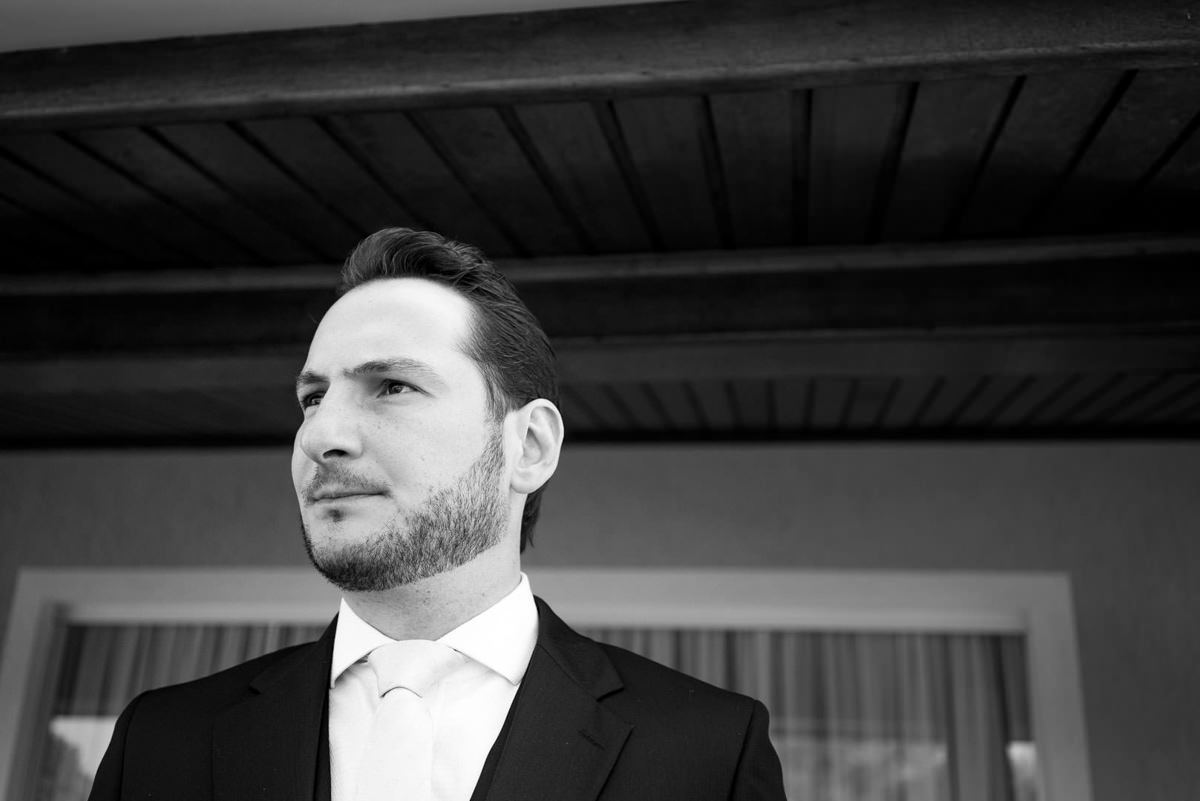 Casamento dos noivos Neriane e Eduardo fotografado pelo melhor fotógrafo de casamentos e ensaios de campo largo e Curitiba, Michel Druziki. Noivo esperando a noiva