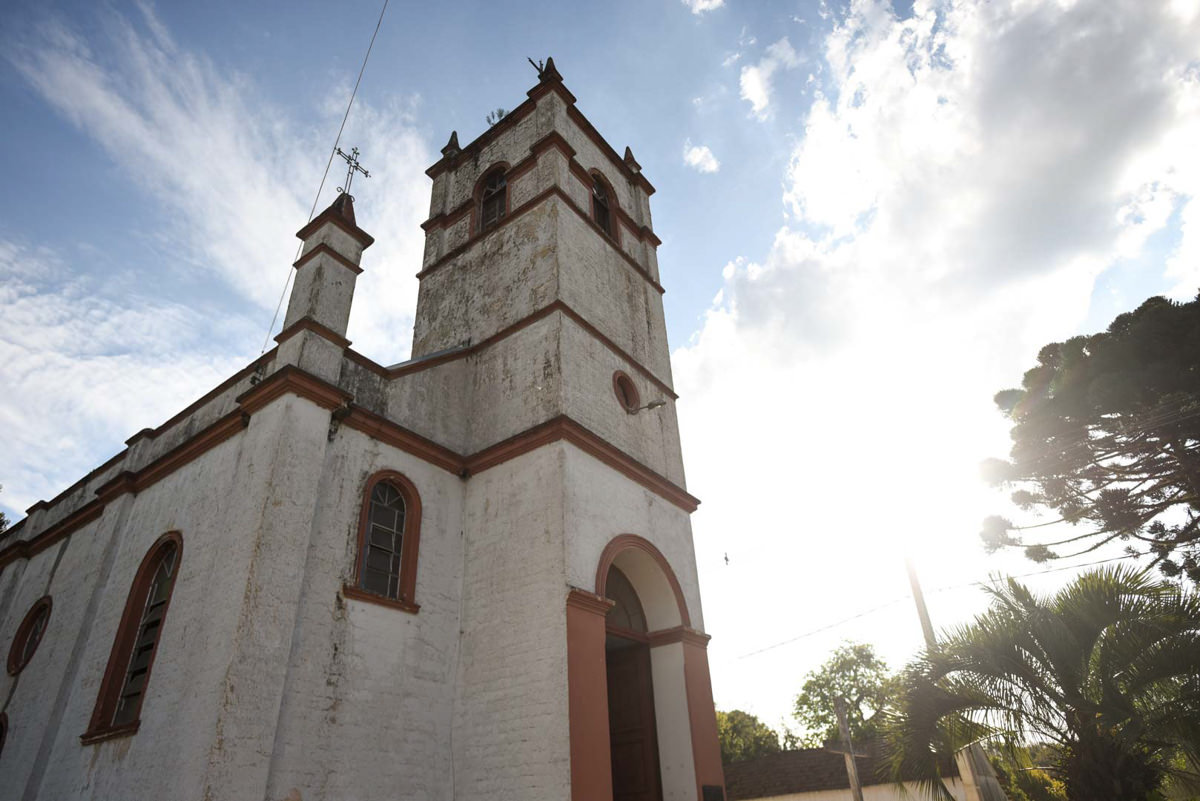 Casamento dos noivos Neriane e Eduardo fotografado pelo melhor fotógrafo de casamentos e ensaios de campo largo e Curitiba, Michel Druziki. Igreja simples vermelha e branca