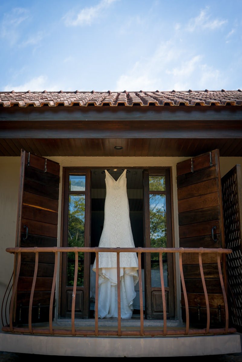 Casamento dos noivos Neriane e Eduardo fotografado pelo melhor fotógrafo de casamentos e ensaios de campo largo e Curitiba, Michel Druziki. Vestido da noiva pendurado na sacada