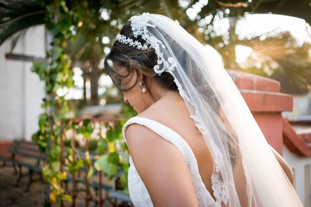 Casamento dos noivos Neriane e Eduardo fotografado pelo melhor fotógrafo de casamentos e ensaios de campo largo e Curitiba, Michel Druziki. Noiva chegando na igreja