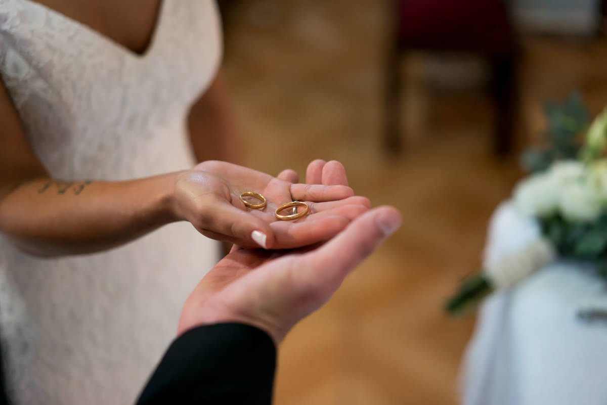 Casamento dos noivos Neriane e Eduardo fotografado pelo melhor fotógrafo de casamentos e ensaios de campo largo e Curitiba, Michel Druziki. Noivos segurando as alianças