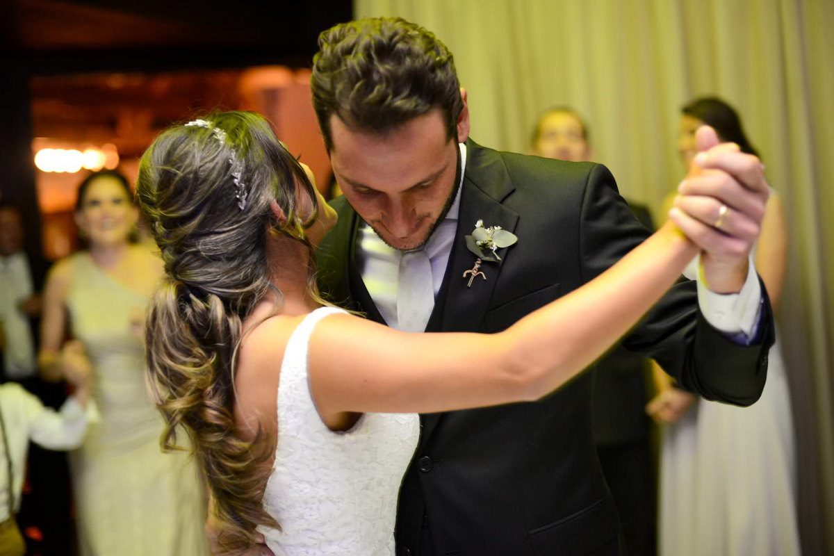 Casamento dos noivos Neriane e Eduardo fotografado pelo melhor fotógrafo de casamentos e ensaios de campo largo e Curitiba, Michel Druziki. Noivos dançando