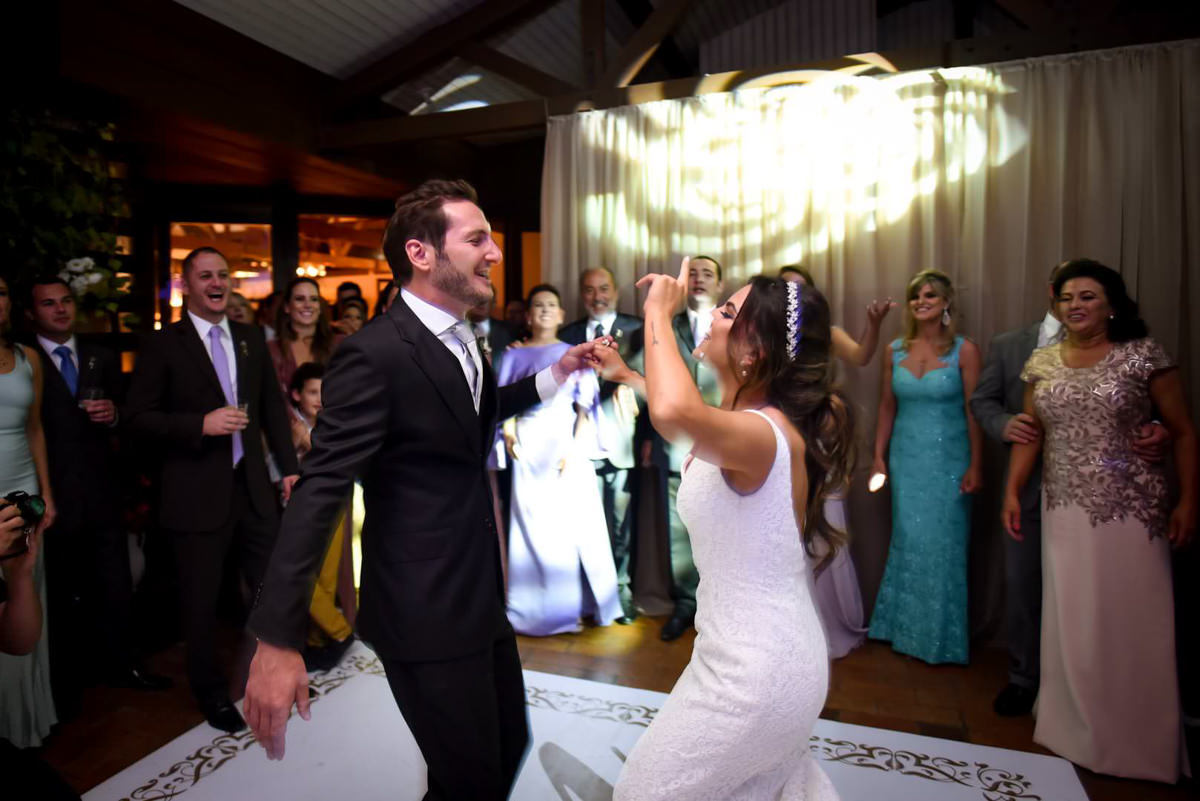 Casamento dos noivos Neriane e Eduardo fotografado pelo melhor fotógrafo de casamentos e ensaios de campo largo e Curitiba, Michel Druziki. Noivos dançando