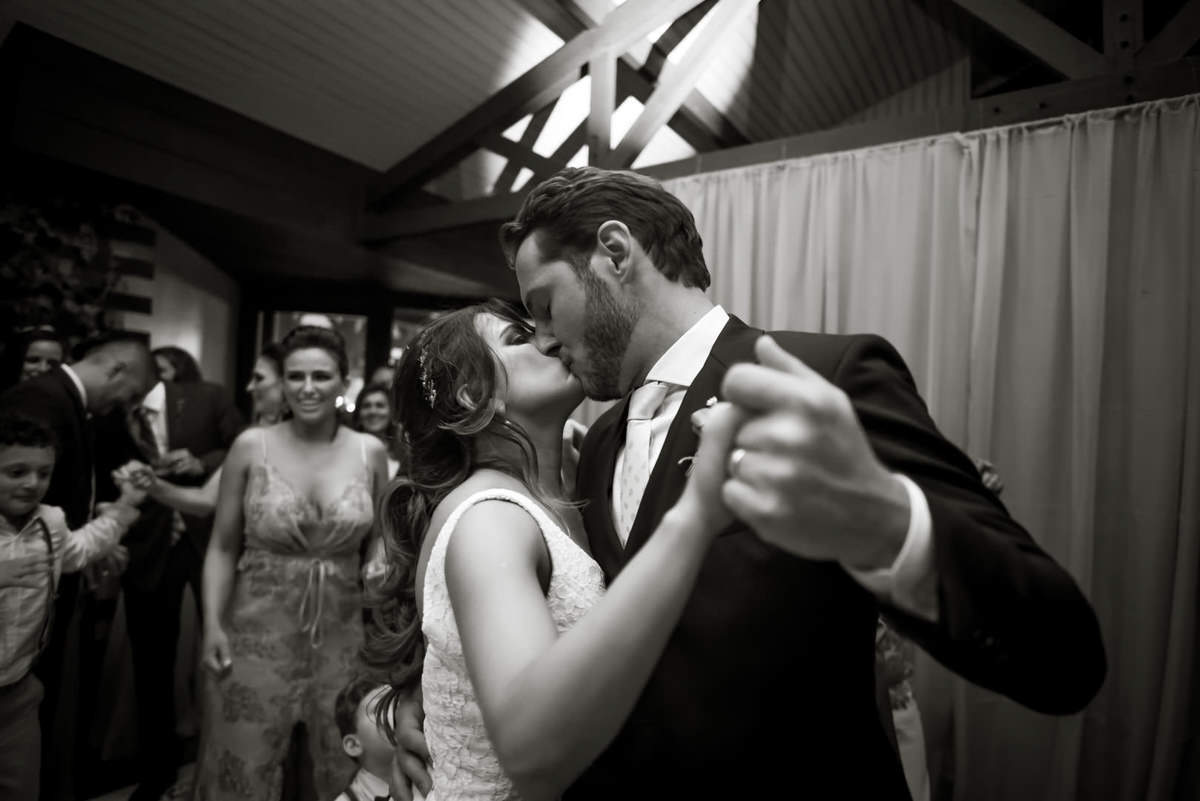 Casamento dos noivos Neriane e Eduardo fotografado pelo melhor fotógrafo de casamentos e ensaios de campo largo e Curitiba, Michel Druziki. Noivos dançando e se beijando