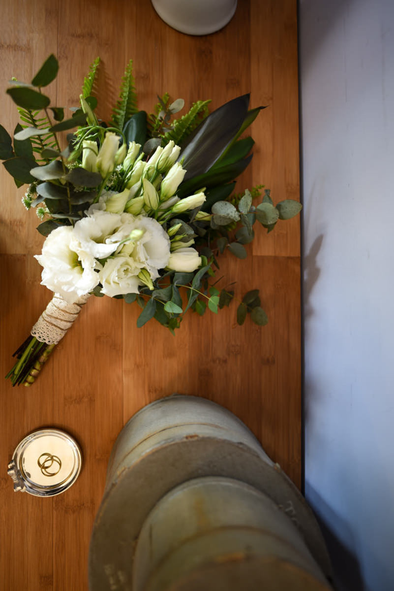 Casamento dos noivos Neriane e Eduardo fotografado pelo melhor fotógrafo de casamentos e ensaios de campo largo e Curitiba, Michel Druziki. Buquê de flores brancas e folhas verdes