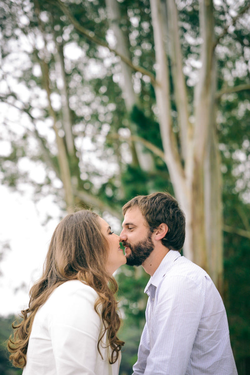 Pre wedding no campo do casal Nicole e Alisson fotografado pelo melhor fotógrafo de casamentos de campo largo e Curitiba, Michel Druziki. Noivos de mãos dadas sorrindo