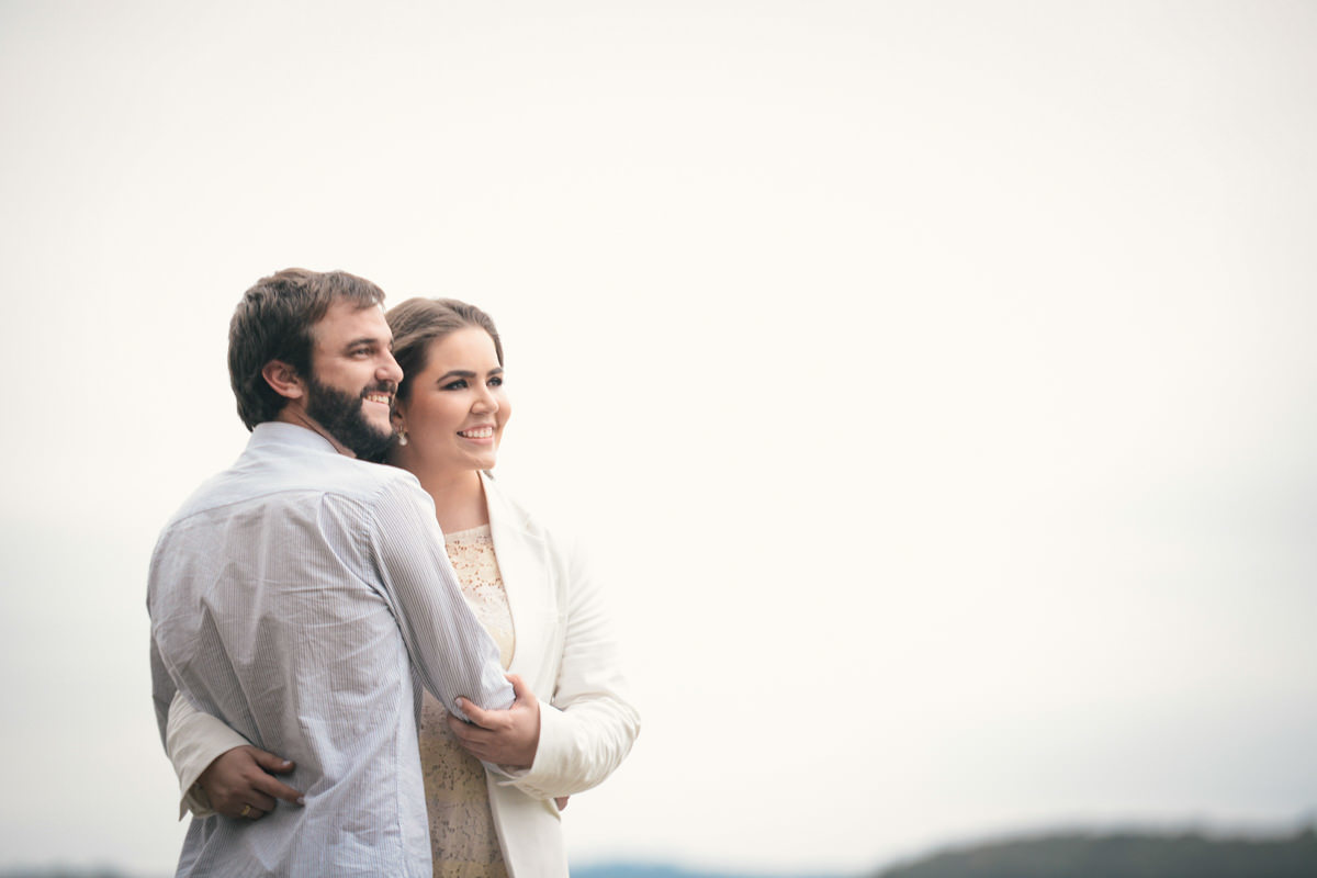 Pre wedding no campo do casal Nicole e Alisson fotografado pelo melhor fotógrafo de casamentos de campo largo e Curitiba, Michel Druziki. Noivos abraçados olhando na mesma direção