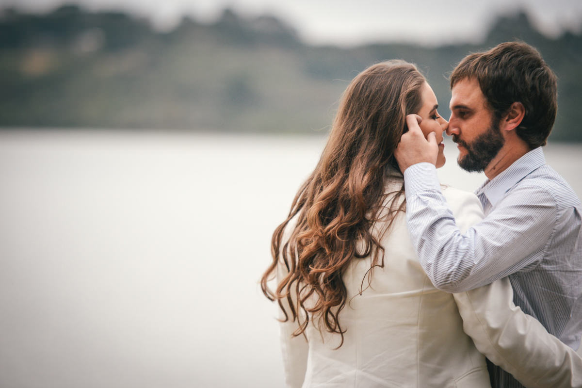 Pre wedding no campo do casal Nicole e Alisson fotografado pelo melhor fotógrafo de casamentos de campo largo e Curitiba, Michel Druziki. Noivos momentos antes do beijo