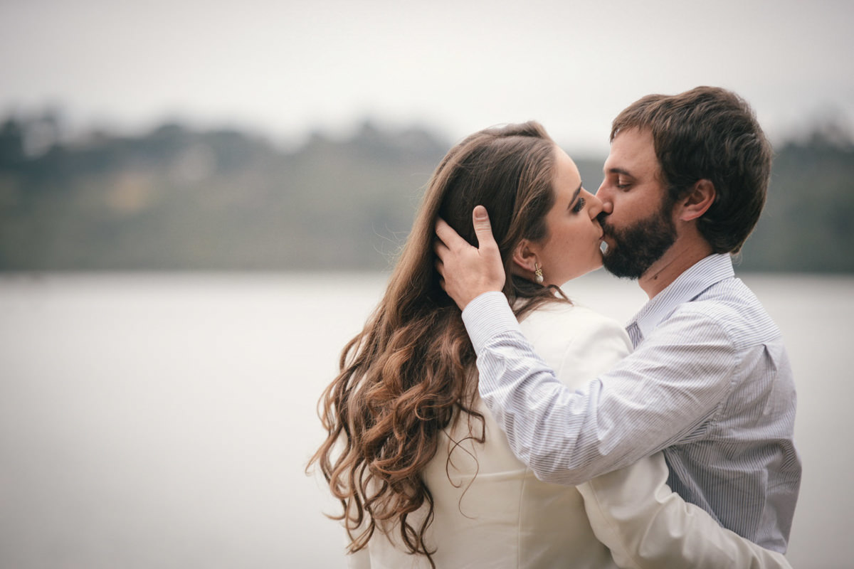 Pre wedding no campo do casal Nicole e Alisson fotografado pelo melhor fotógrafo de casamentos de campo largo e Curitiba, Michel Druziki. Noivos se beijando