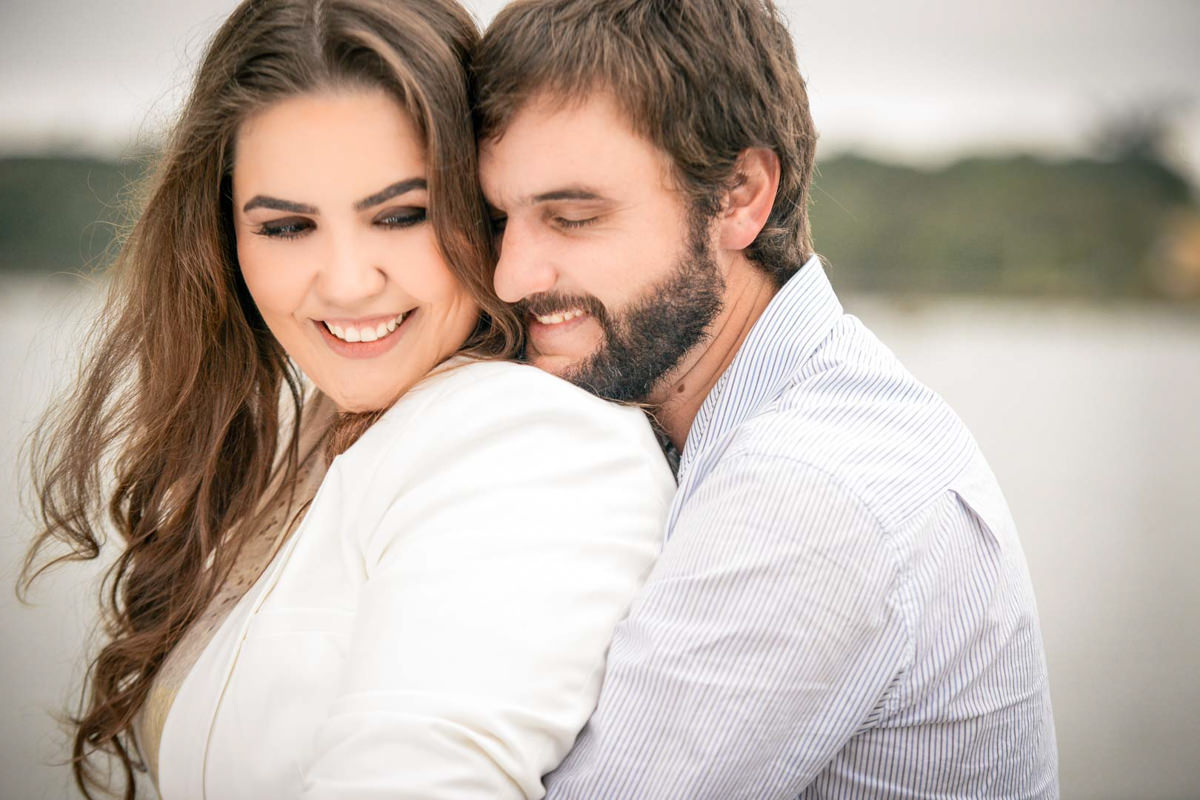 Pre wedding no campo do casal Nicole e Alisson fotografado pelo melhor fotógrafo de casamentos de campo largo e Curitiba, Michel Druziki. Noivos abraçados e sorrindo
