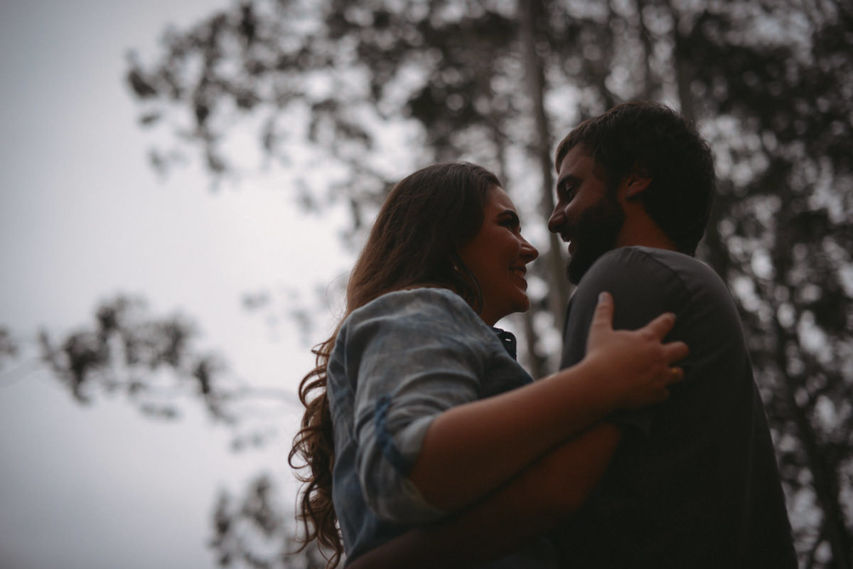 Pre wedding no campo do casal Nicole e Alisson fotografado pelo melhor fotógrafo de casamentos de campo largo e Curitiba, Michel Druziki. Noivos abraçados e sorrindo