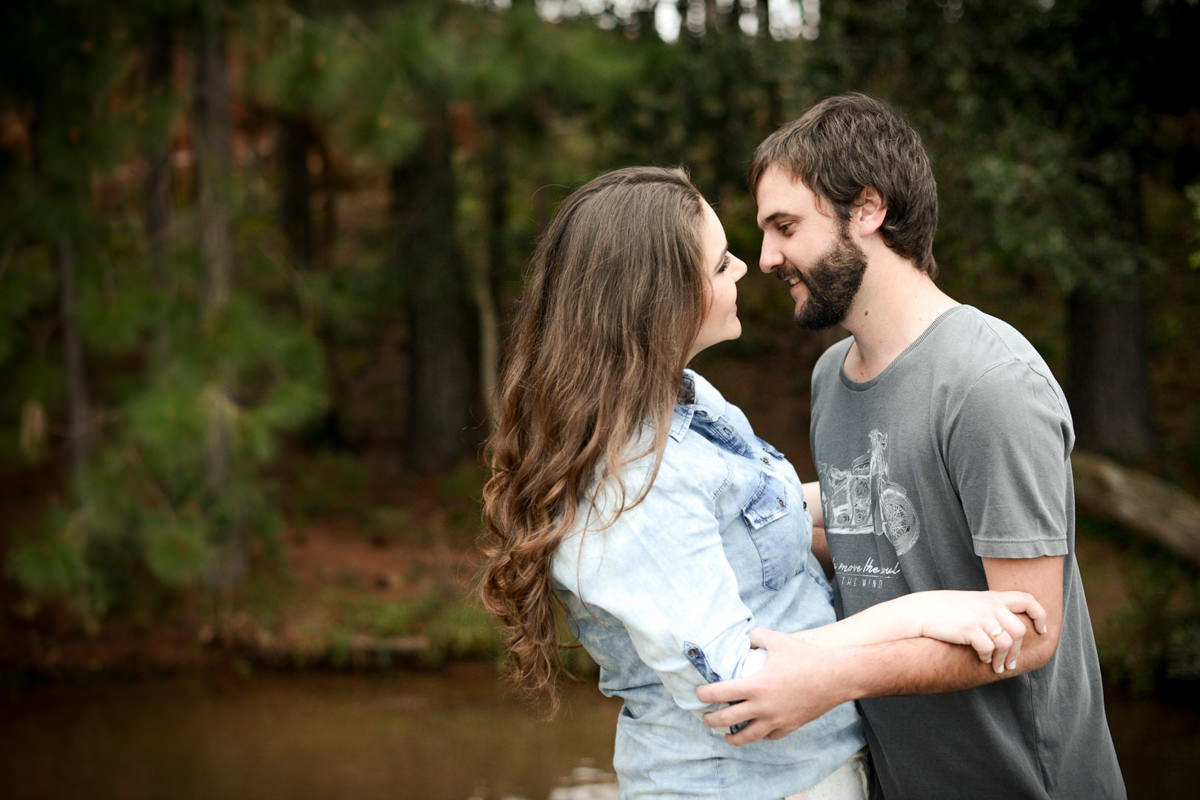 Pre wedding no campo do casal Nicole e Alisson fotografado pelo melhor fotógrafo de casamentos de campo largo e Curitiba, Michel Druziki. Noivos abraçados em frente ao lago