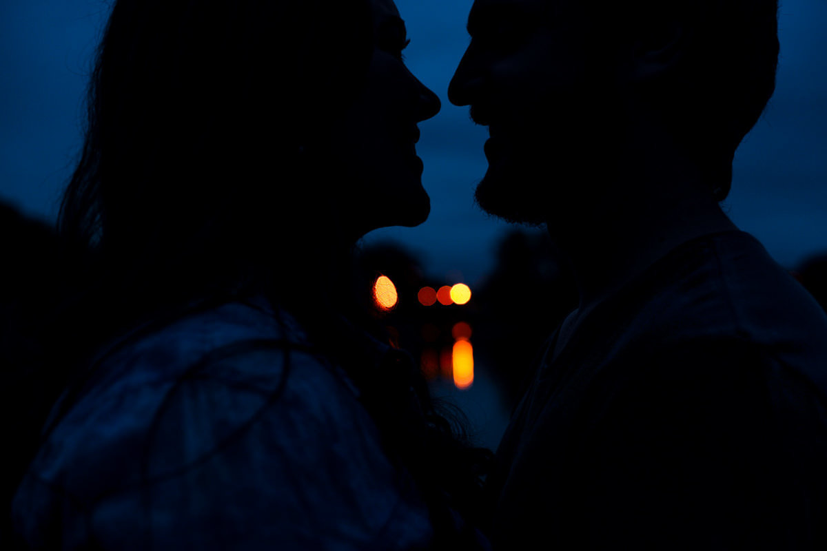 Pre wedding no campo do casal Nicole e Alisson fotografado pelo melhor fotógrafo de casamentos de campo largo e Curitiba, Michel Druziki. Silhueta dos noivos sorrindo