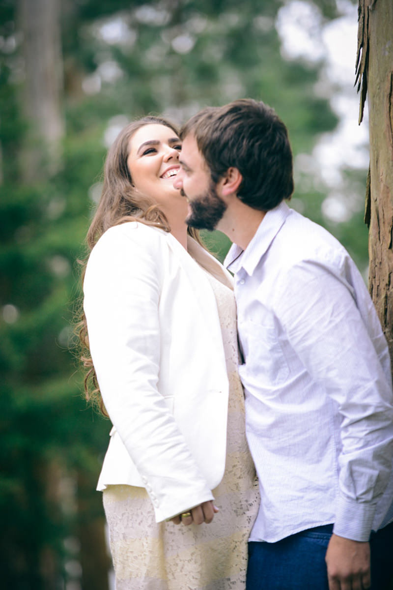Pre wedding no campo do casal Nicole e Alisson fotografado pelo melhor fotógrafo de casamentos de campo largo e Curitiba, Michel Druziki. Noivos sorrindo 