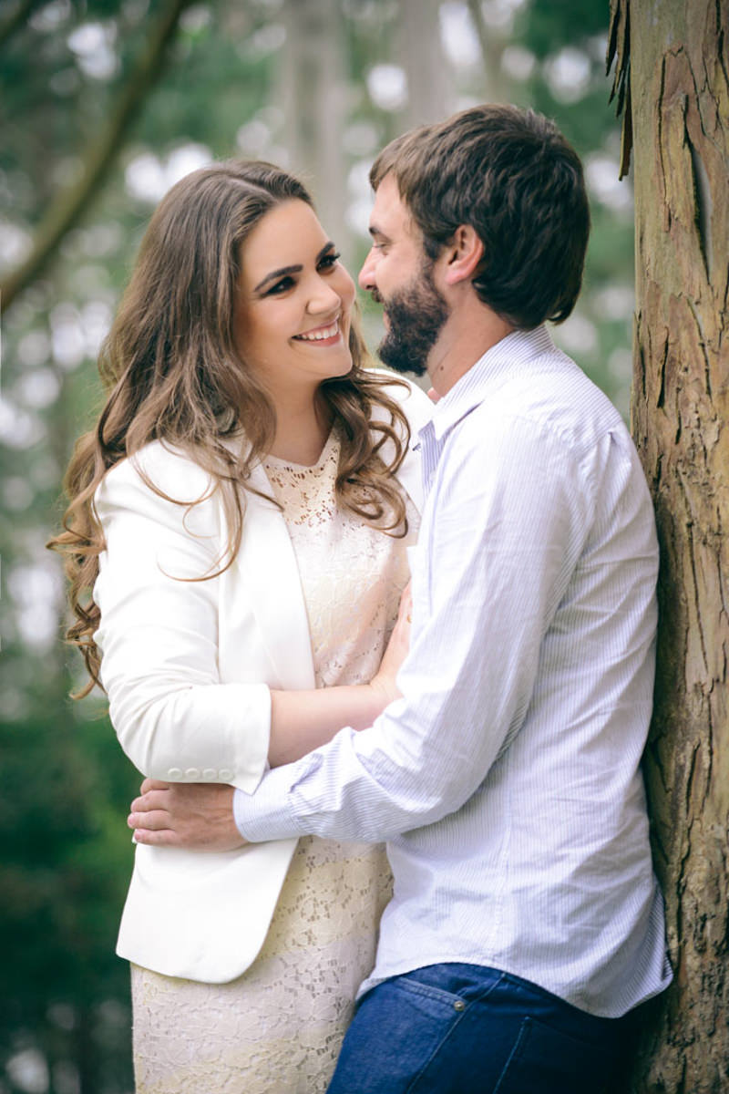 Pre wedding no campo do casal Nicole e Alisson fotografado pelo melhor fotógrafo de casamentos de campo largo e Curitiba, Michel Druziki. Noivos se olhando e sorrindo