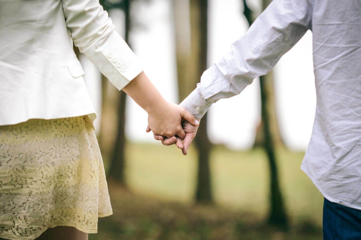 Pre wedding no campo do casal Nicole e Alisson fotografado pelo melhor fotógrafo de casamentos de campo largo e Curitiba, Michel Druziki. Noivos de mãos dadas andando em meio às árvores
