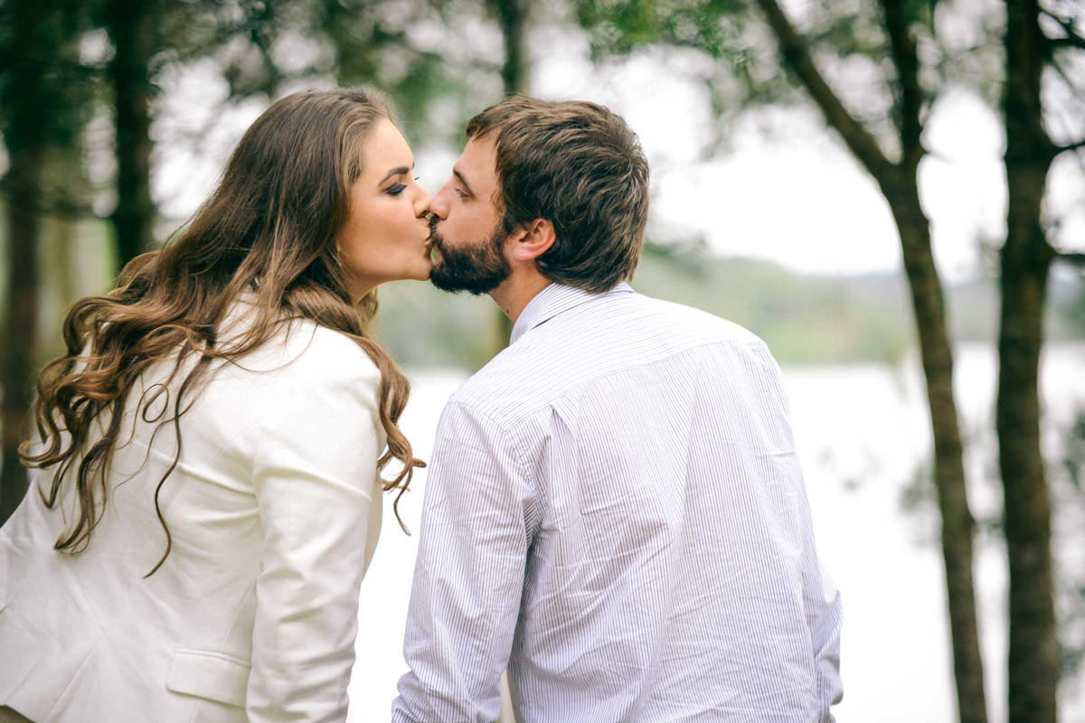Pre wedding no campo do casal Nicole e Alisson fotografado pelo melhor fotógrafo de casamentos de campo largo e Curitiba, Michel Druziki. Noivos se beijando de mãos dadas