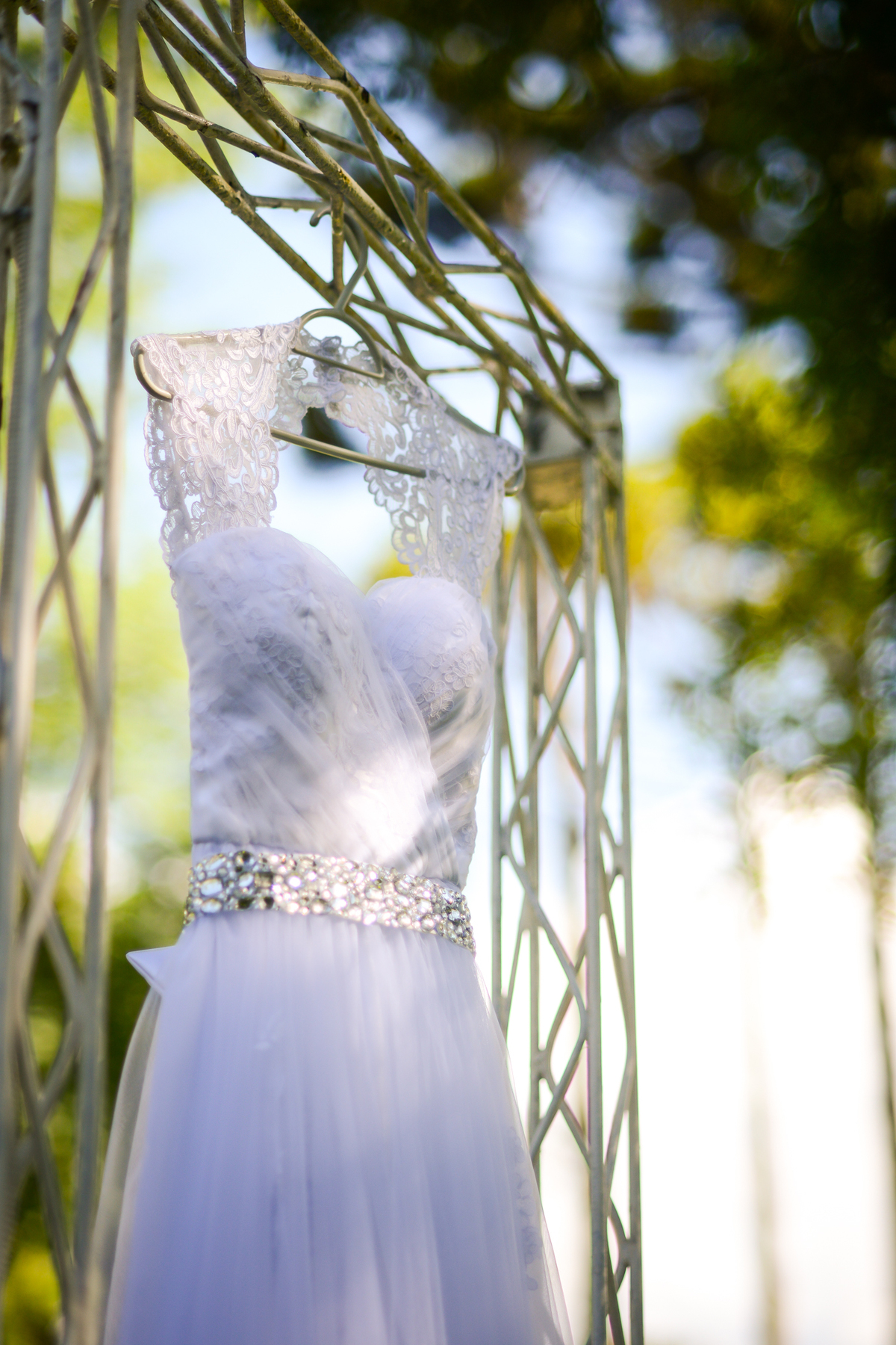 Casamento ao ar livre e de dia dos noivos Roxanne e Diego fotografado pelo melhor fotógrafo de Campo Largo e região de Curitiba, Michel Druziki. Vestido da noiva